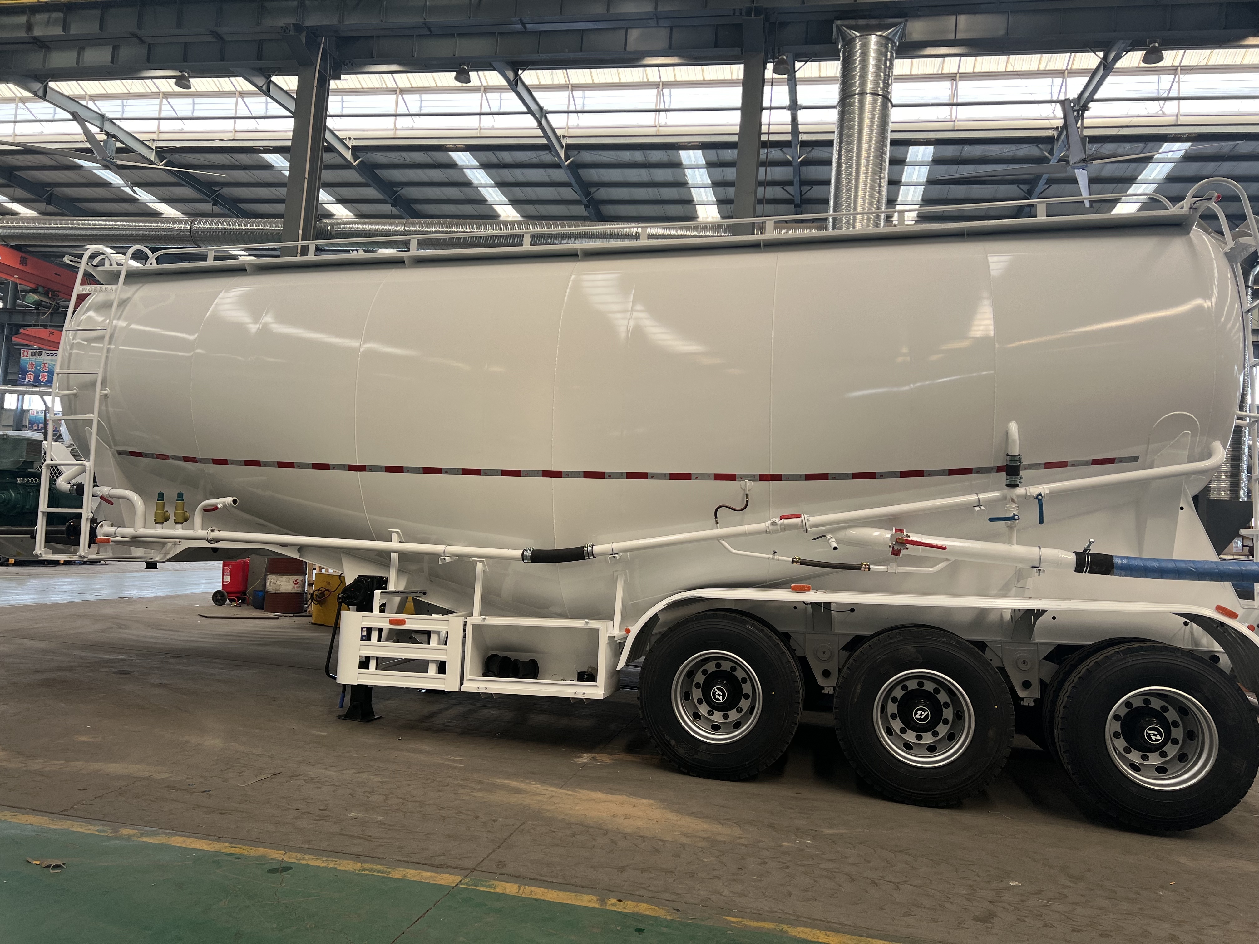 A Derun Cement Tanker teherautók Zambiába szállítottak, fellendítve a helyi közlekedési infrastruktúrát