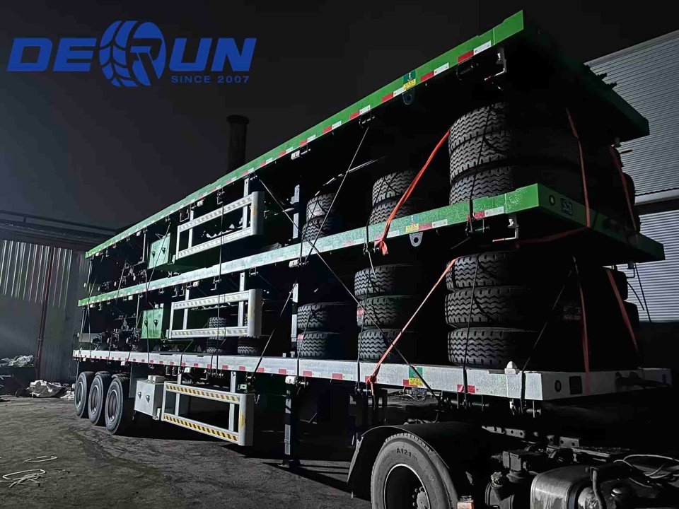 Három síkképes félidős pótkocsit szállítanak Algériába