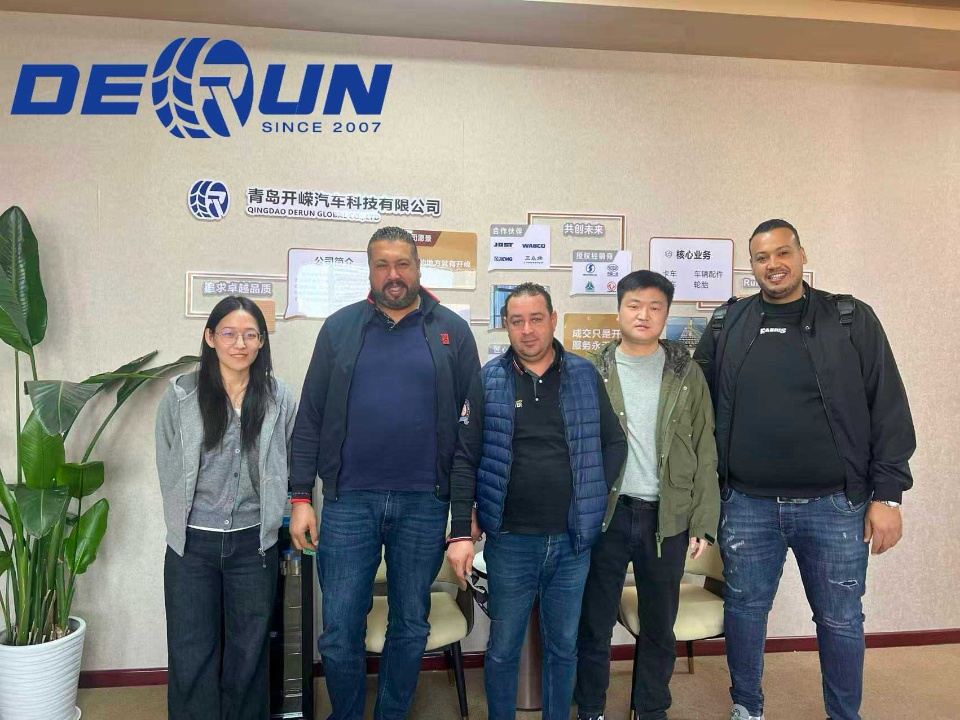 Algériai ügyfél meglátogatta a Shandong Derun járművet Algériai ügyfél meglátogatta a Shandong Derun járművet