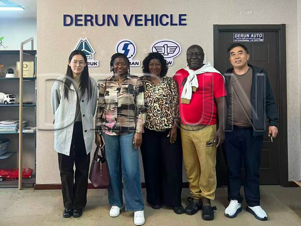 Gabon ügyfelei meglátogatták a Derun Auto-t, és öt teherautót vásároltak