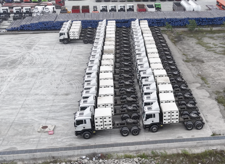 A következetes szállítási szolgáltatás további elismerést érdemel! 40 darab Sinotruk TX 6x4 CNG nyerges vontatót sikeresen szállítottak Nigériába.